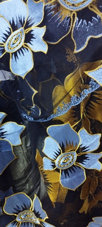 Hochwertige Stickerei auf Tüll