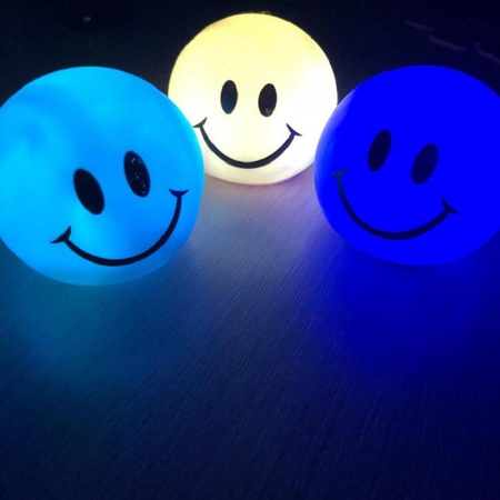 Mini lamba &quot;Gülen Yüz&quot; LED&#39;inin rengi değişiyor