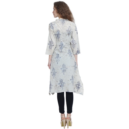 Рубашка с разрезом спереди и украшена этническими подвесками