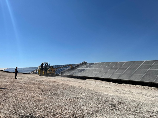 Traktöre entegre güneş paneli temizleme fırçaları