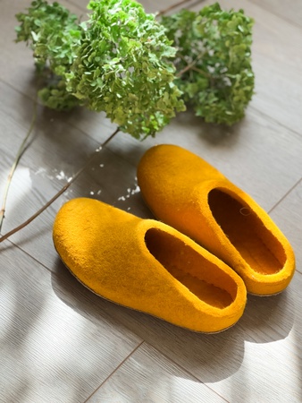 Войлочные тапочки Yellow