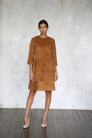 Düğmeli kahverengi kadife elbise