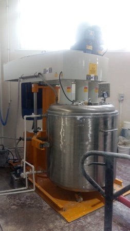 ÜÇ MİLLİ BOYA KARIŞTIRMA MAKİNASI