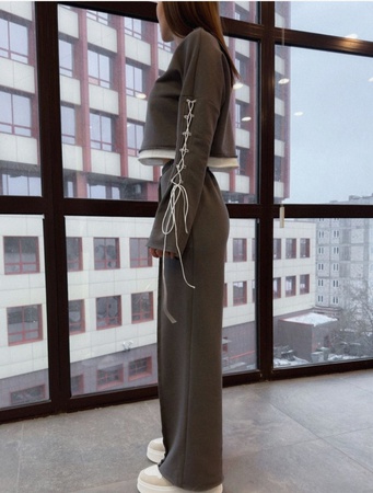 Спортивный костюм со шнуровкой