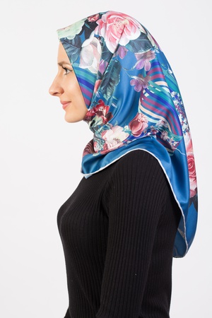 Poly. Rayon Dijital Baskılı Eşarp 94cmx94cm, el dikişli.