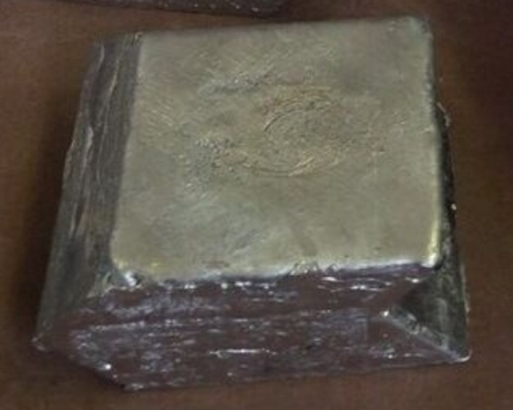 Свинцовый кирпич, с замком - тип ласточкин хвост.