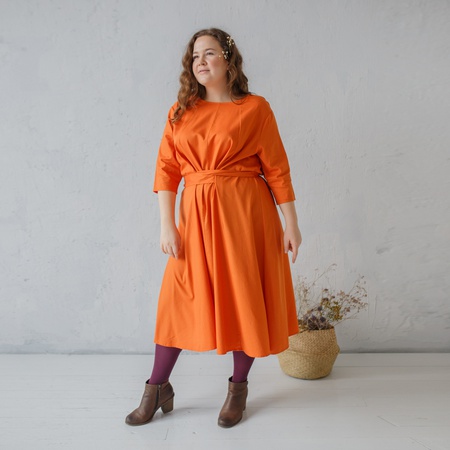 Платье с поясом лентой