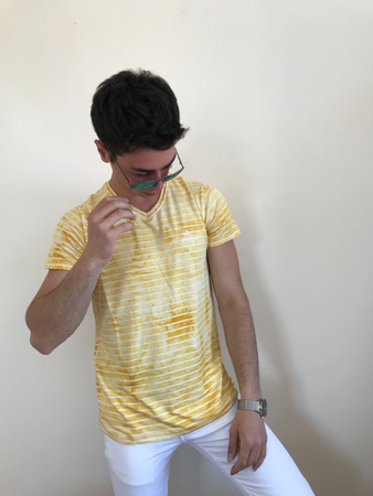 1027 МОДЕЛЬ ФУТБОЛКА УНИСЕКС ИЗ ВИСКОЗЫ В ПОЛОСКУ С V-ОБРАЗНЫМ ВЫРЕЗОМ