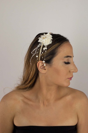 Yandan Çiçekli Beyaz Taç