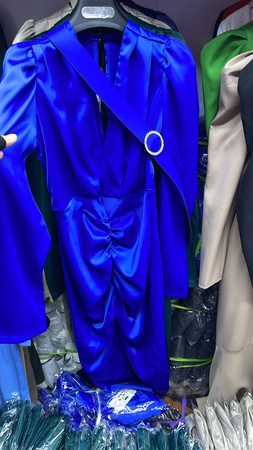 فستان من الحرير بتصميم ملفوف