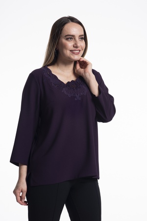 Блузка с V-образным вырезом с вышивкой