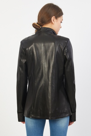 Женская кожаная куртка из замши с деталями