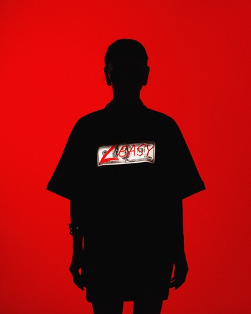 черная футболка