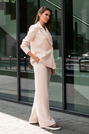 Спортивные костюмы, платья, костюмы, верхняя одежда.