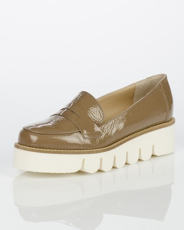 Лаковые мокасины на белой платформе