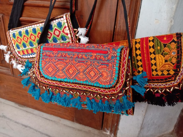 El yapımı Geri Dönüşümlü Banjara kumaş işlemeli Tribal küçük çanta çanta boho çanta etnik Çapraz vücut Mükemmel Hediye kadın onun için festival çantası
