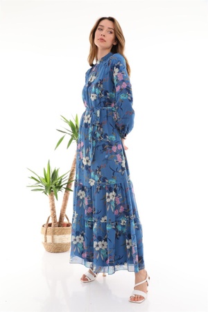 Женское длинное платье с синим цветочным узором и воротником-стойкой