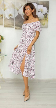 Bir yarık ile elbise