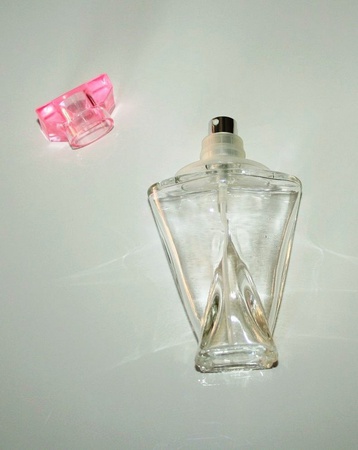 Parfümeri için cam şişeler.