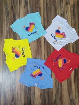 Kızlar için moda tişörtler