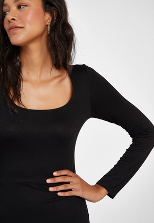 Короткое платье с декольте