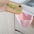 Dolap kapağına sabitlenmiş plastik çöp sepeti