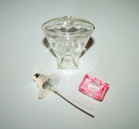 Parfümeri için cam şişeler.