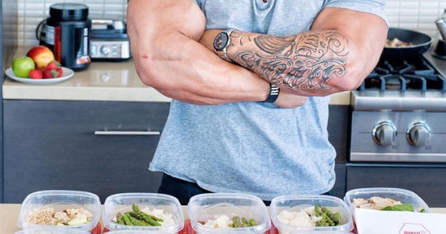 0100300	Контейнер пластиковый для пищевых продуктов емкостью 2400 миллилитров, квадратный, с крышкой