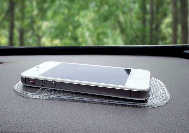 Коврик - липучка на приборную панель автомобиля