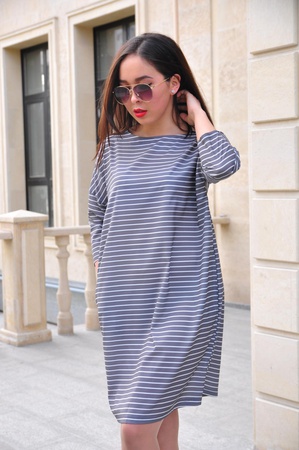 Gri çizgili bol kesim elbise