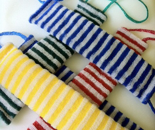 Полосатая мочалка из жесткой нити