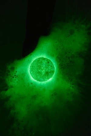 Бомбочки для ванной. Завораживающее сияние [светится темноте]