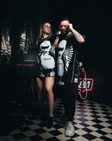 черная футболка