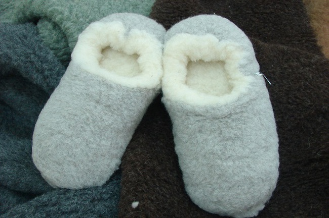 Home slippers with elastic band