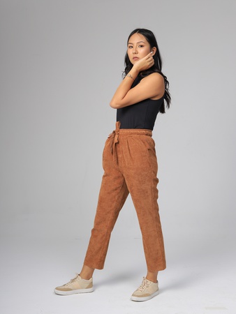 Вельветовая рубашка и стильные брюки.