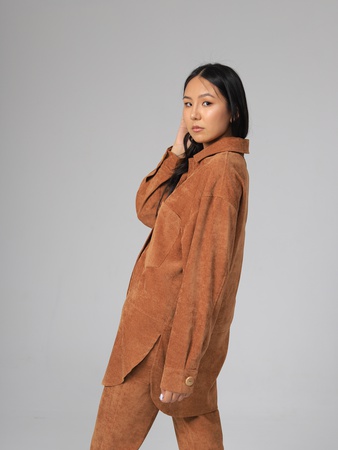 Вельветовая рубашка (удлиненная) и стильные брюки.