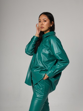 皮革衬衫和时尚的裤子