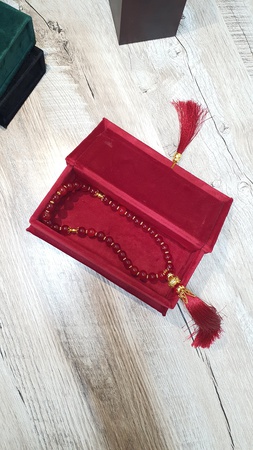 Шкатулка для тасбиха  Размеры: Длина: 18 см Ширина: 9 см Высота: 4 см Материал – Кадифе и hdf фанера Цвет: Белый, Черный, синий, зеленый, красный, фиолетовый