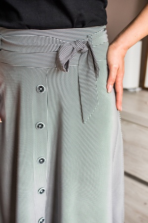 Yaz etek güneş çizgili patik üzerinde parladı