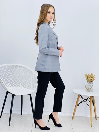 Bir kafeste stokta bulunan ceketler, mükemmel kalite