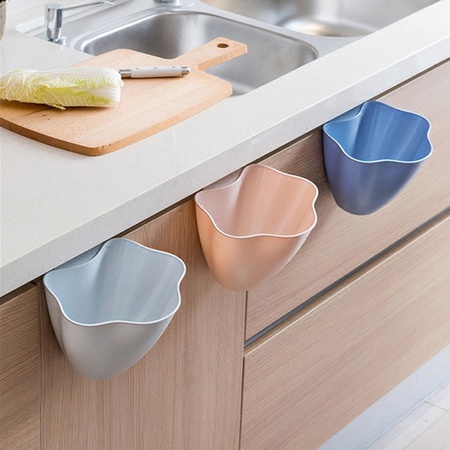 Dolap kapağına sabitlenmiş plastik çöp sepeti