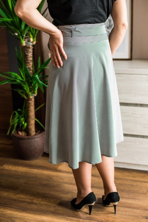 Yaz etek güneş çizgili patik üzerinde parladı