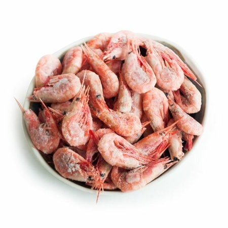 Kabuklu bir kafa ile taze dondurulmuş Vanami karides