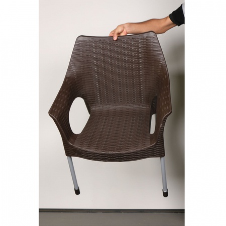 пластиковый стул на открытом воздухе