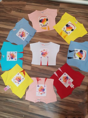 Kızlar için moda tişörtler