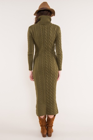 Вязаное платье с воротником "хомут"