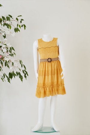 Кружевное платье без рукавов