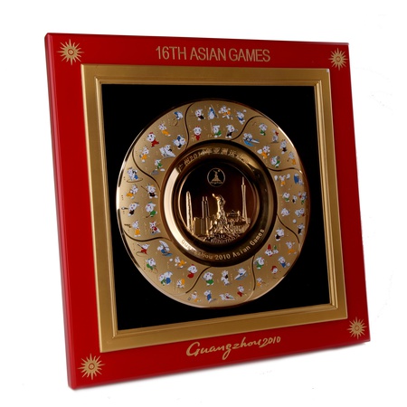 Тарелка бронзовая под стеклом