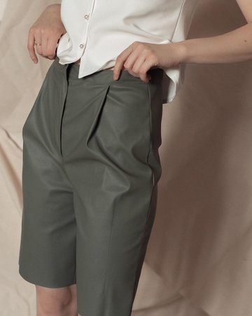 Бермуды из экокожи