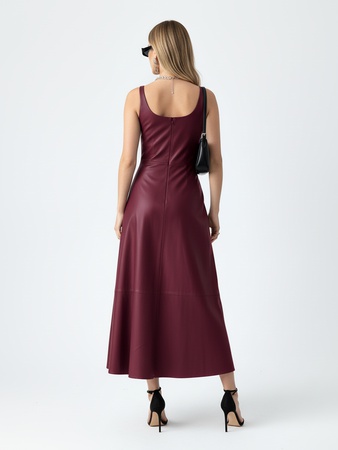 Длинное платье без рукавов из искусственной кожи